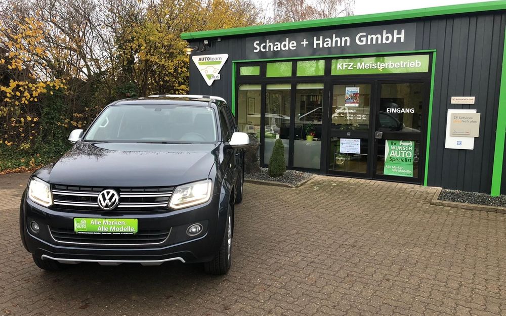 Werkstatt Schade & Sohn in der Brackestraße 7a in Vechelde, davor ein VW Amarok